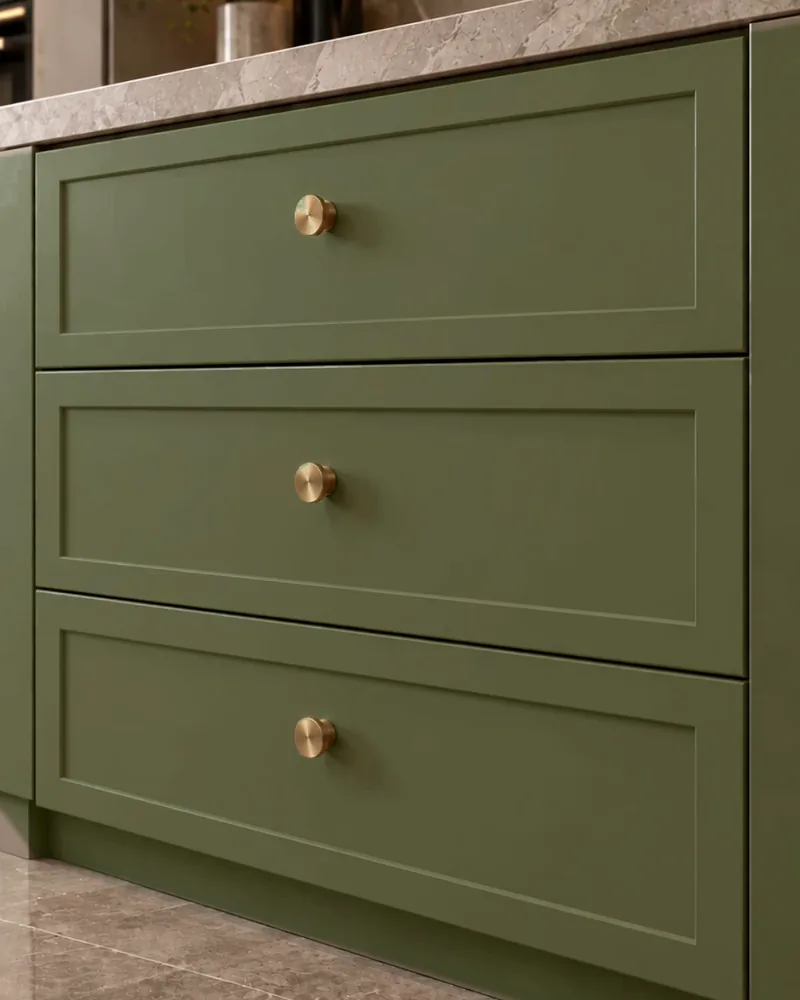 Gaveteiro verde-oliva com moldura shaker fina, de quadro estreito
