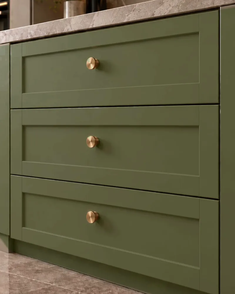 Gaveteiro verde-oliva com moldura shaker clássica: quadro reto e painel rebaixado liso