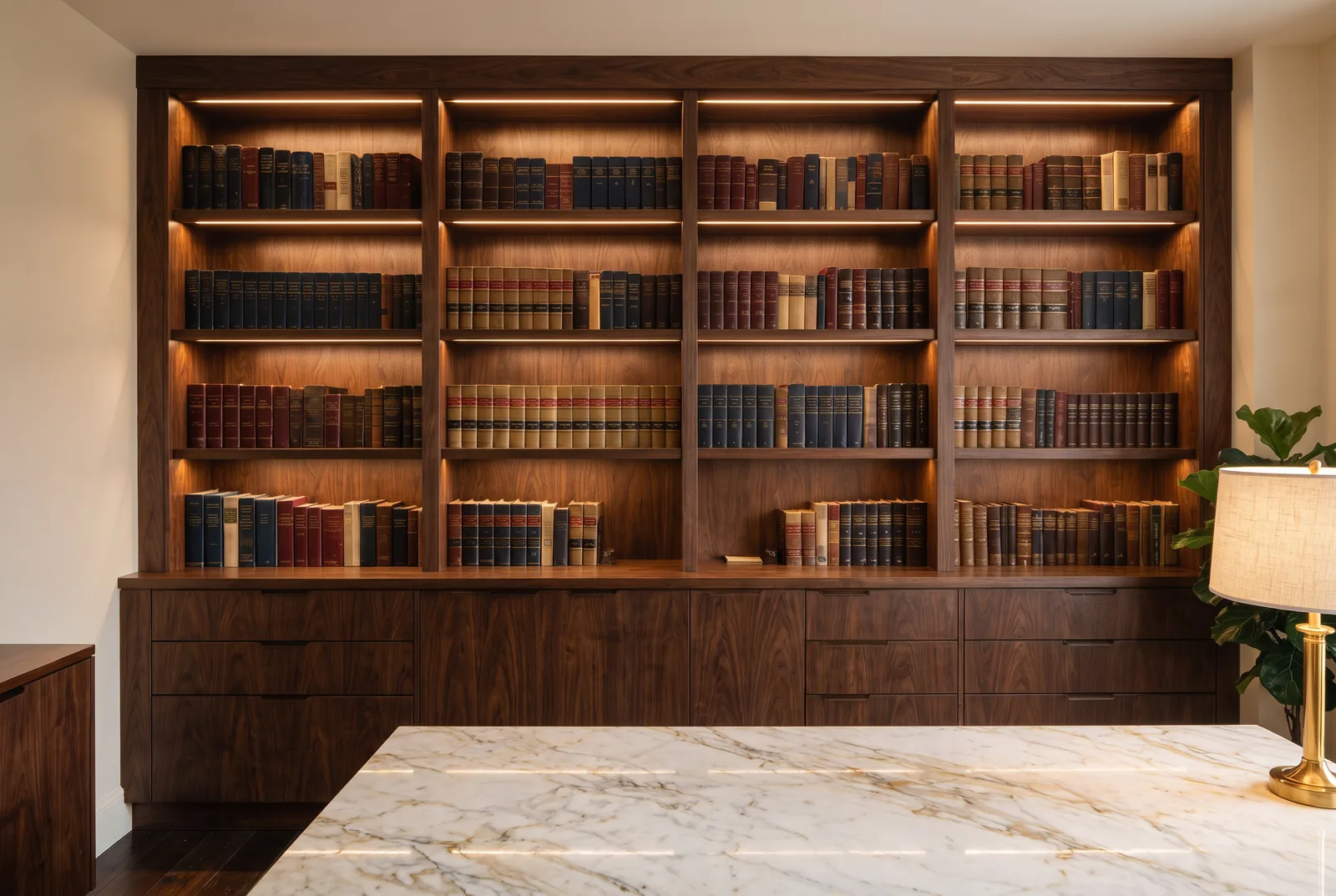Biblioteca sob medida do piso ao teto em MDF Baviera, com prateleiras iluminadas por LED
