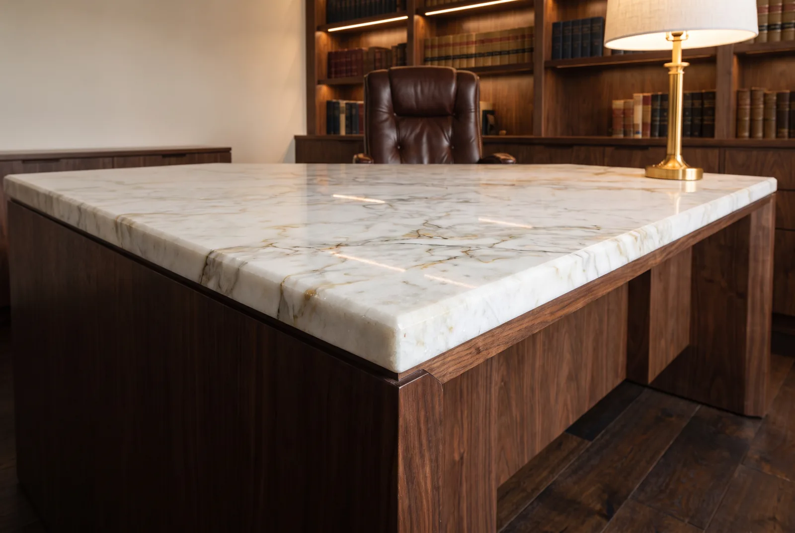 Mesa de escritório com tampo em Mármore Branco Paraná sobre base maciça em MDF Baviera