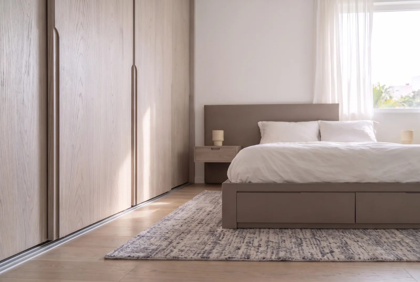 Base da cama em MDF Terrino com gavetas embutidas, aproveitando o vão sob o colchão