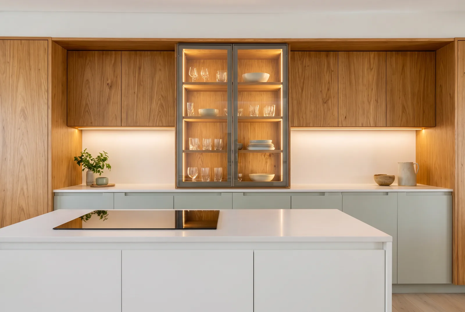 Cristaleira de vidro incolor com moldura metálica fina e interior iluminado, em MDF Freijó
